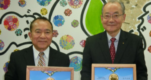（左から）島袋会長、平井評議員会会長