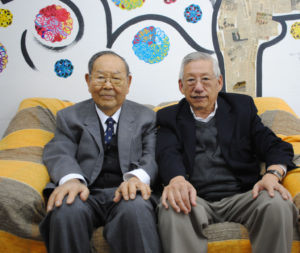 近沢理事長（左）と西尾副理事長