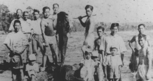 戦後、日本に帰国する人の送別会の様子。釣り上げた巨大魚で門出を祝った。魚の後ろに立つ面長の男性とその家族が帰国した