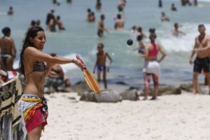 ビーチでフレスコボールに興じる人（参考画像・Agencia Brasil）