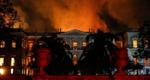 燃え盛る炎に包まれるリオの国立博物館（Tania Rego / Agencia Brasil）