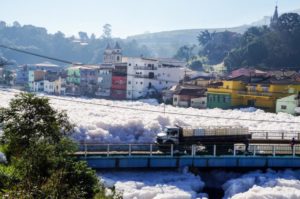 チエテ川下流のピラポラ・ド・ボン・ジェズスでは、川面の泡が橋を覆い、街中に流れ込んだ事もある（Rafael Pacheco、22/06/2015）