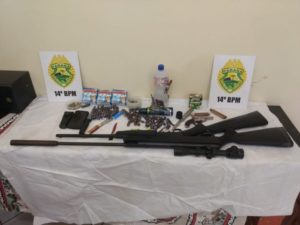 生徒の自宅から押収された別の銃や弾薬など（PM/Divulgação）