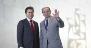 ブラジルのアロイジオ・ヌネス外相（右）とパラグアイのカスティグリオーニ外相（ブラジリアの外務省前で、José Cruz/Agência Brasil）