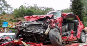 バスとの事故で大破した乗用車（参考画像、Jefferson Santos/Notícias Vale do Itajaí）