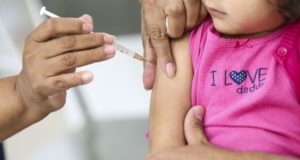 予防接種を受ける子供（Marcelo Camargo/Agência Brasil）