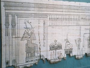 古代エジプトでは霊魂は不滅と考えられ、死者は復活するとされていた。その死と再生を司る神がオシリス。『死者の書』に描かれたオシリスの姿（Photo taken by Hajor, Dec.2002, From Wikimedia Commons）