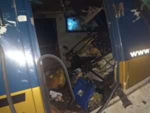 扉を破壊され、内部も物色された現金輸送車（Polícia/Divulgação）