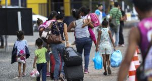 ロライマ州から他州へ移送されるベネズエラ人達（Marcelo Camargo/Agência Brasil）