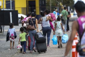 ロライマ州から他州へ移送されるベネズエラ人達（Marcelo Camargo/Agência Brasil）