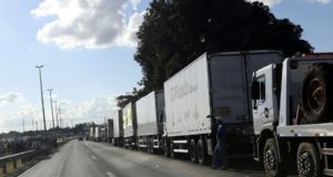 延々と続くトラックの列（Valter Campanato/Agência Brasil）
