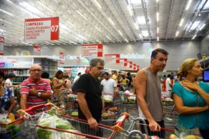 スーパーで買い物の列に並ぶ人々（参考画像・Tania Rego/Agencia Brasil）