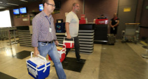 摘出された臓器を移送するために小型機に運ぶ人々（Arnaldo Alves/ANPr）