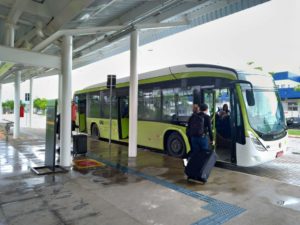 ＣＰＴＭ駅に横付けされた空港行きシャトルバス