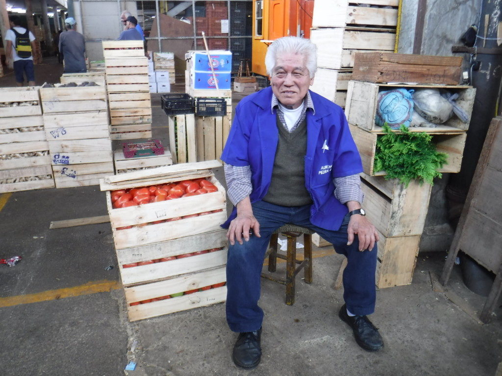 トマトが入った２０キロの箱を軽々持ち上げる元気な新垣さん