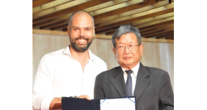 （左から）コバス市長と山田県連会長