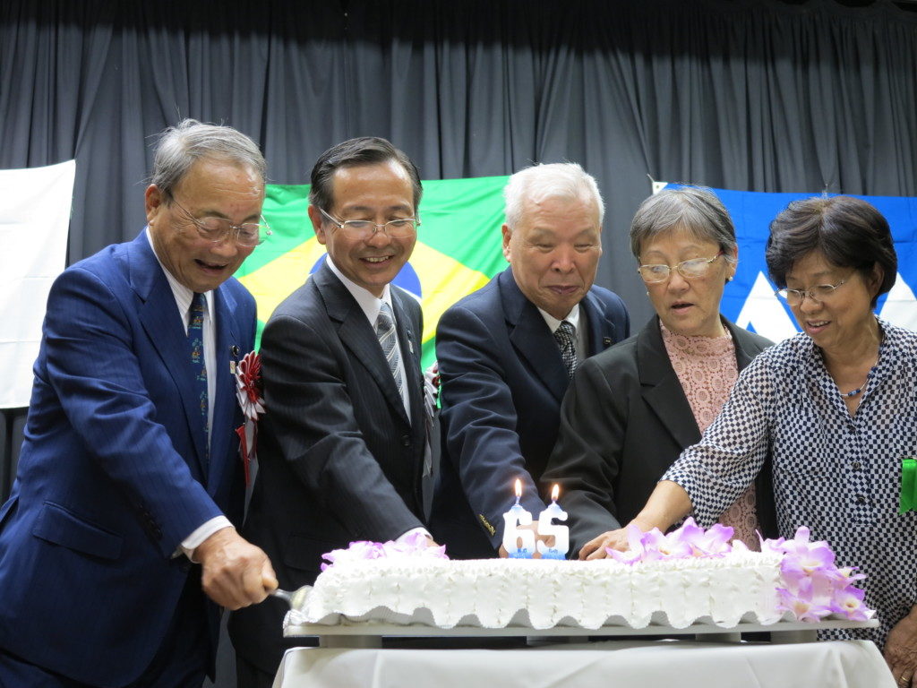 祝賀ケーキのカットを行う小野県議会副議長、若松副知事、篠原会長、寒河江まりえ婦人部長、塩野成子婦人部副部長（左から）
