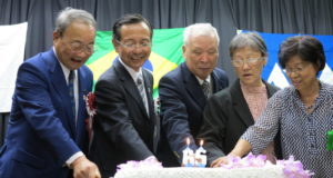 祝賀ケーキのカットを行う小野県議会副議長、若松副知事、篠原会長、寒河江まりえ婦人部長、塩野成子婦人部副部長（左から）
