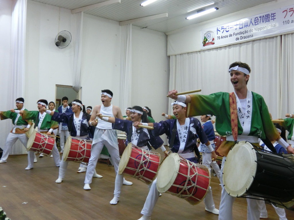 「清心太鼓」の演奏で会場も熱狂