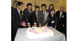 県人会の節目を祝いケーキカット