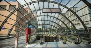 サンパウロ市地下鉄５号線は、昨年９月以降９駅延伸し、今年１０月にようやく１号線、２号線と終日連結した。（写真は５号線のモエマ駅・Estação Moema/Metrô）