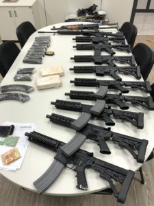サントス・ドゥモン空港で押収された武器や麻薬（Divulgação/Polícia Federal）