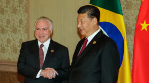 今年７月に会談した、中国の習近平国家主席（右）とブラジルのテメル大統領（左）（Cesar Itibere/PR）