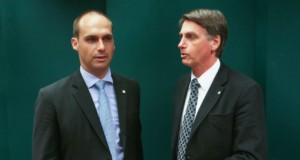 エドゥアルド氏（左）とボウソナロ氏（Fabio Rodrigues Pozzebom/Agencia Brasil）