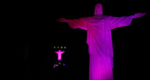 ピンクリボン月間で、ピンクの照明を浴びるキリスト像（Fernando Frazão/Agencia Brasil）