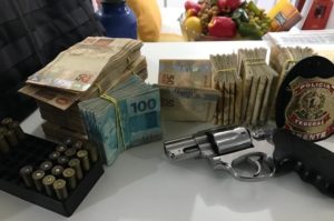 押収された現金や連発銃（PF/Divulgação）