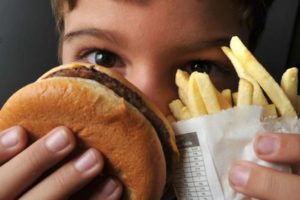 加工食品やファストフードを食す青少年は増えている（Marcello Casal Jr./Agência Brasil）