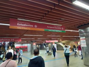 向って右奥。エストゥダンテス行きとグアルーリョス空港行きの電車は同じプラットフォームに