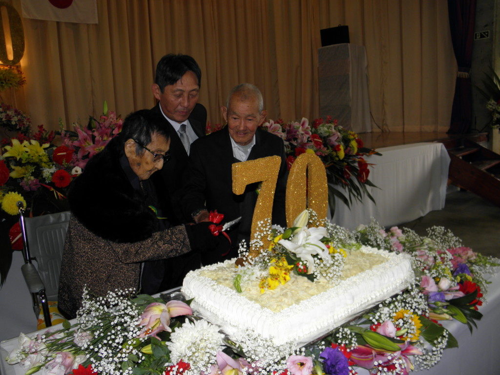 高木さん、前田会長、荻野さんでケーキカット