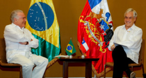 ７月にメキシコで会談した際のブラジルのテメル大統領（左）と、チリのピニェラ大統領（右）（Cesar Itibere/PR）