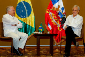 ７月にメキシコで会談した際のブラジルのテメル大統領（左）と、チリのピニェラ大統領（右）（Cesar Itibere/PR）