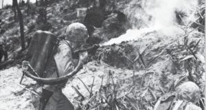 火炎放射器で洞窟の日本軍を攻撃する米兵