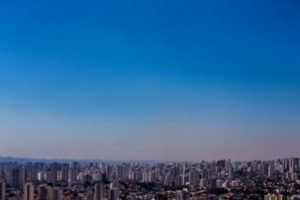 大気汚染の影響で灰色に見えるサンパウロ市の上空（参考映像、Rafael Neddermeyer/Fotos Públicas）
