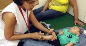 レシフェ市にある障がい児支援協会で小頭症児向けの運動のさせ方を指導する理学療法士（Sumaia Villela/Agência Brasil）