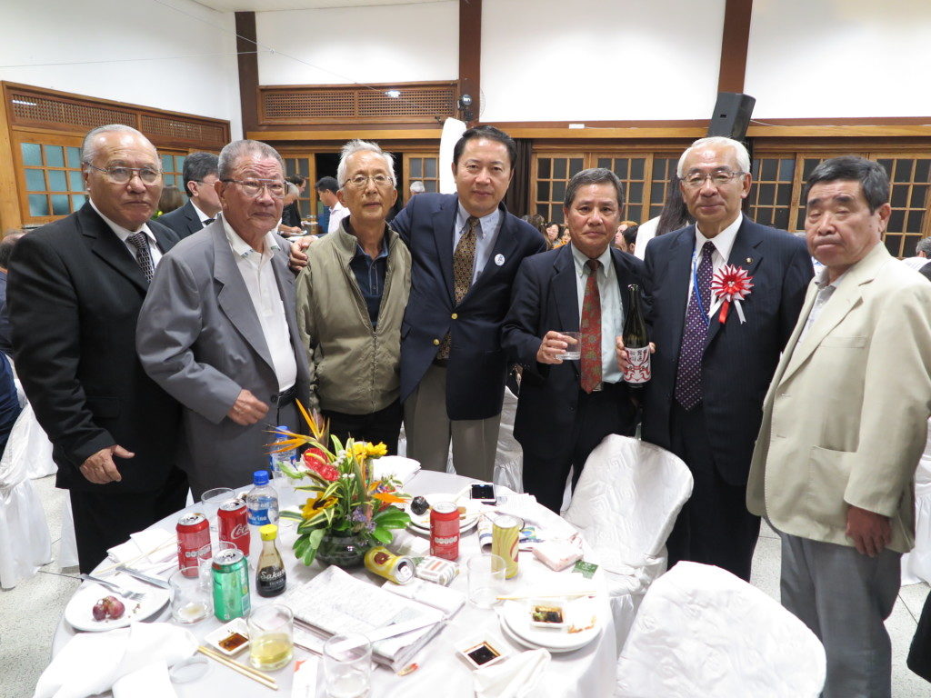 岐阜県人会一行（中央が長屋会長）と青山市長（右から２人目）、左が山村連合会会長