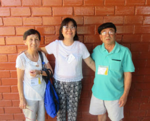 （右から）日野さん、エジーナさん、妻・芳江さん（提供写真）