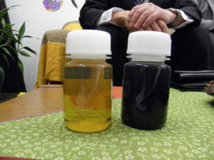 左が濾過後の新品同様の油、右が濾過前の汚れた潤滑油