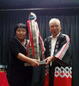 総合優勝を果たした小林さん（左）に優勝トロフィーを授与する篠原会長