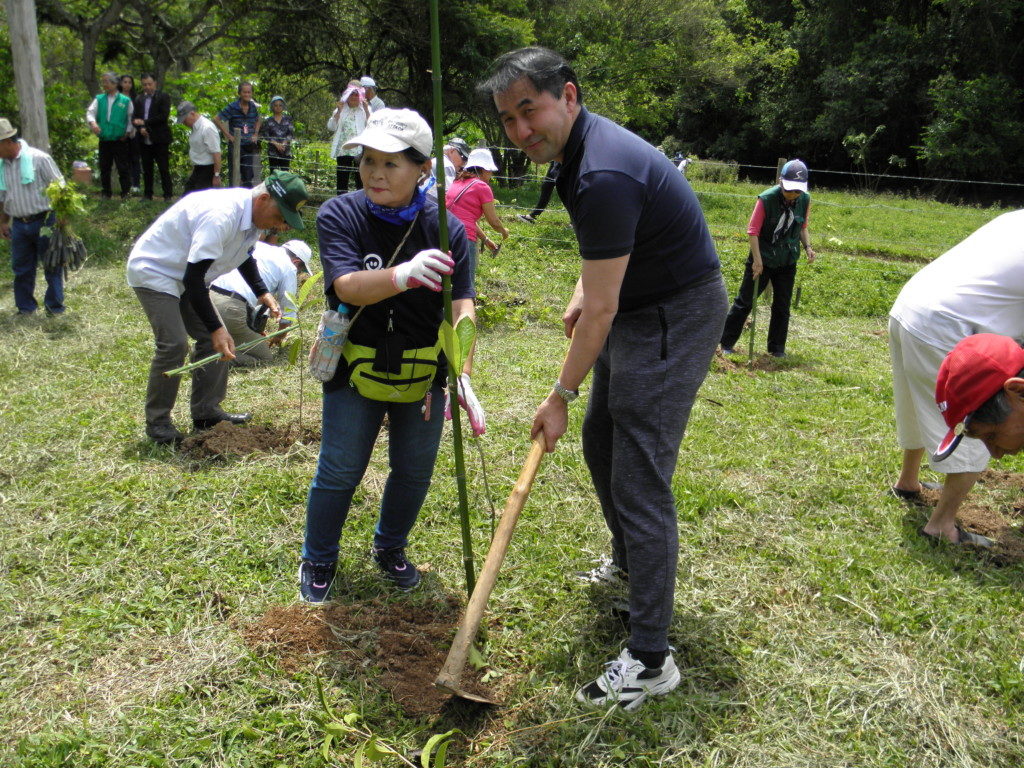 植樹をする野口総領事