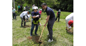 植樹をする野口総領事