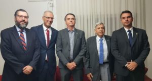 イスラエル大使との会談後に（２８日、Assessoria de Comunicação Bolsonaro）
