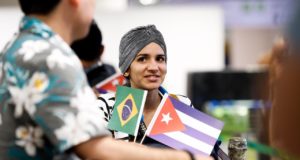 ブラジリアの空港から帰国の途につくキューバ人医師達（Karina Zambrana）