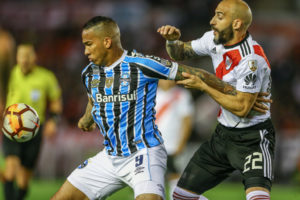 準決勝でブラジルのグレミオを下したリーベル（白と赤のユニフォーム　foto: LUCAS UEBEL/GREMIO FBPA）