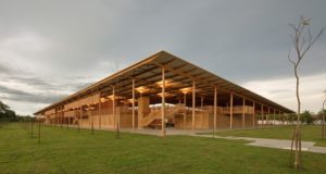 繊細な木造建設の施設（Leonardo Finotti/Divulgação）