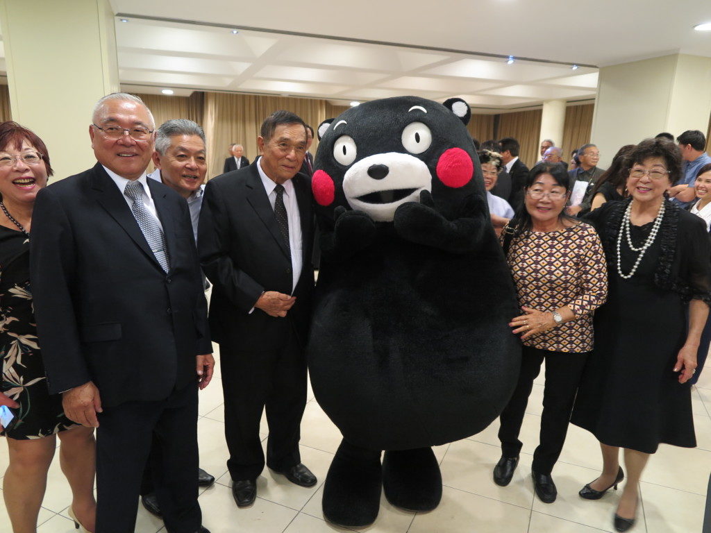 ３日版の前夜祭で記念撮影する県人の皆さん