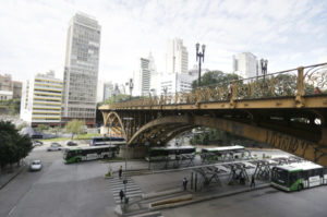 サンパウロ市は多くの高架橋が建っている（Cesar Ogata/SECOM）